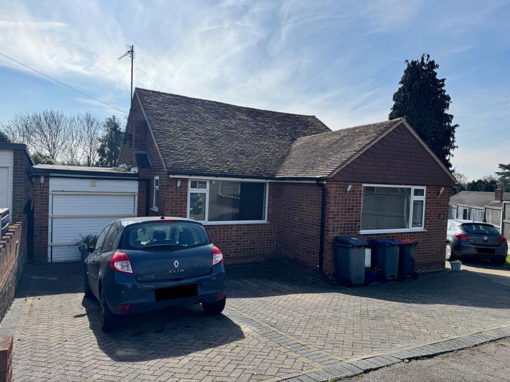 Lot: 124 - DETACHED BUNGALOW ON GOOD SIZE PLOT WITH BRICK OUTBUILDING - Front of property